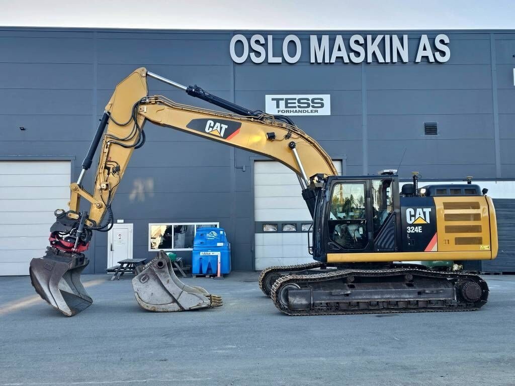 2014 Caterpillar 324E crawler excavator side view