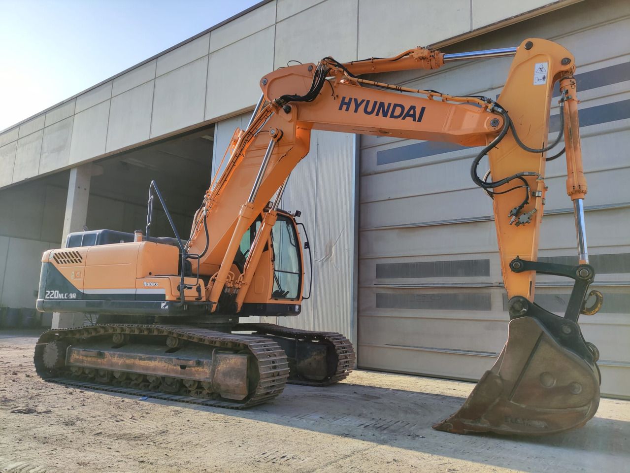 2015 Hyundai R220NLC-9A crawler excavator, side profile view