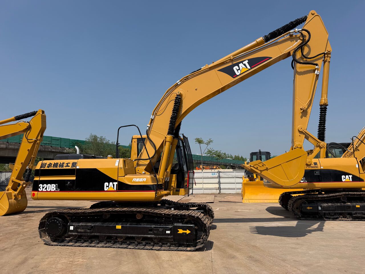 2017 Caterpillar 320BL crawler excavator side view
