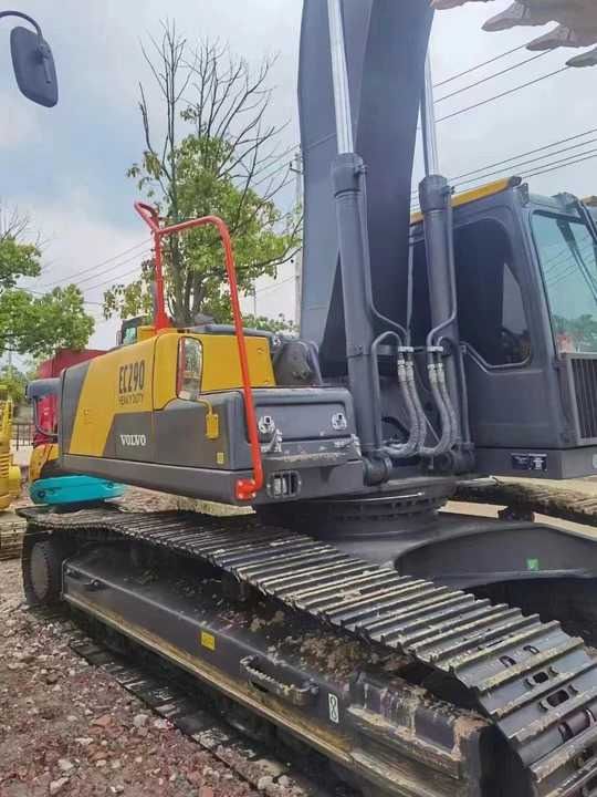 2016 Volvo EC290 crawler excavator, side view 2016 Volvo EC290 crawler excavator, side view
