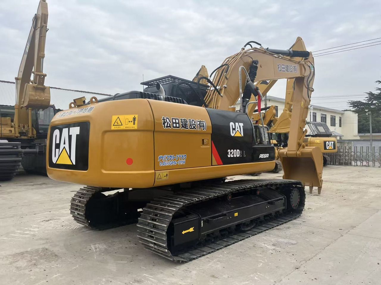 2023 Caterpillar 320D2 L rupsgraafmachine achteraanzicht driekwart