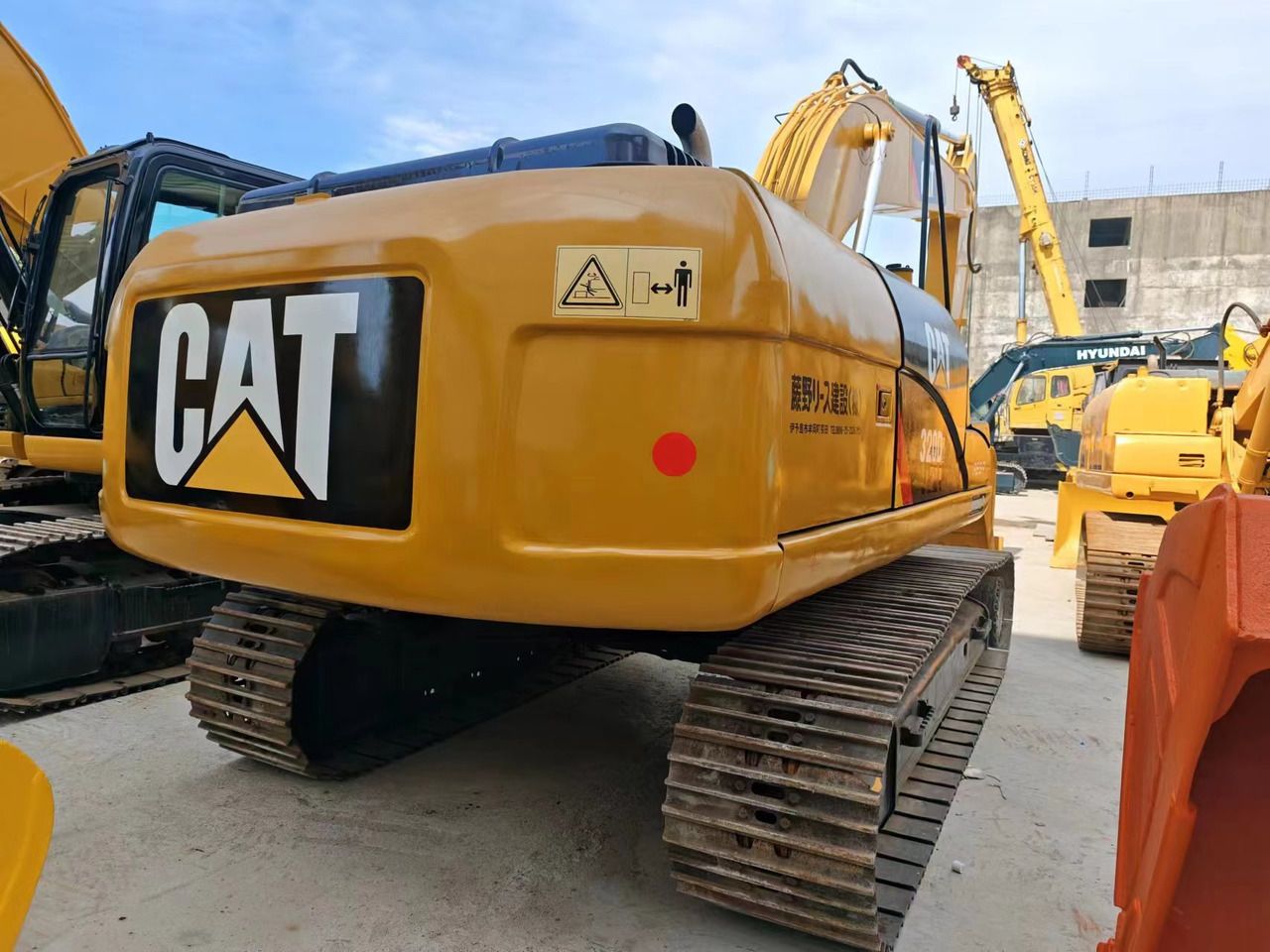 2019 Caterpillar 320D2 crawler excavator rear view