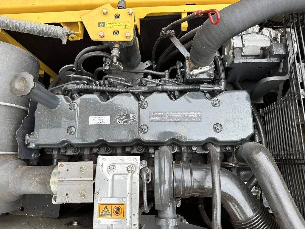 Widok komory silnika koparki gąsienicowej Komatsu PC200-8 z 2022 roku