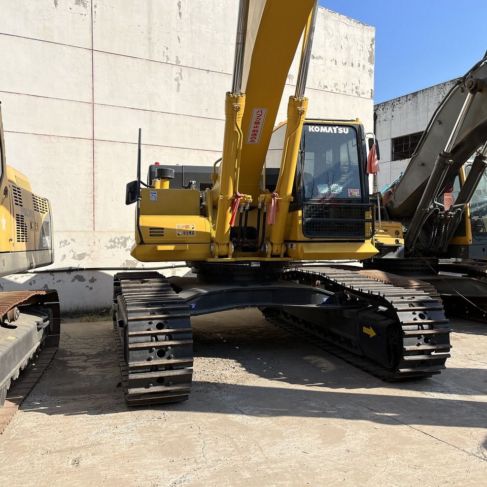Komatsu PC450-8 crawler excavator, front view