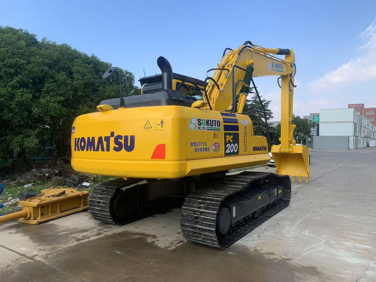2023 Komatsu PC200-8 crawler excavator, rear three-quarter view 2023 Komatsu PC200-8 crawler excavator, rear three-quarter view