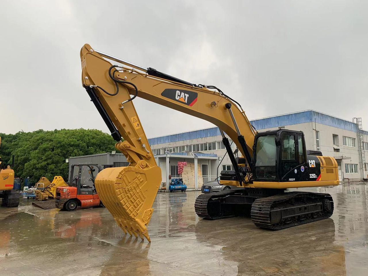 2020 Caterpillar 325D crawler excavator, side view
