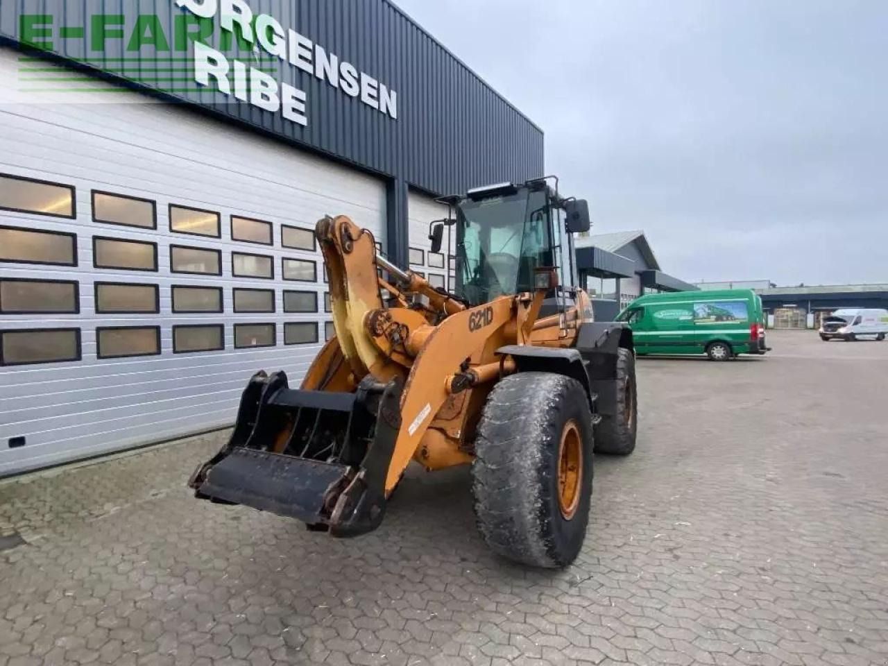 2007 CASE 621D wheel loader, front three-quarter view 2007 CASE 621D wheel loader, front three-quarter view