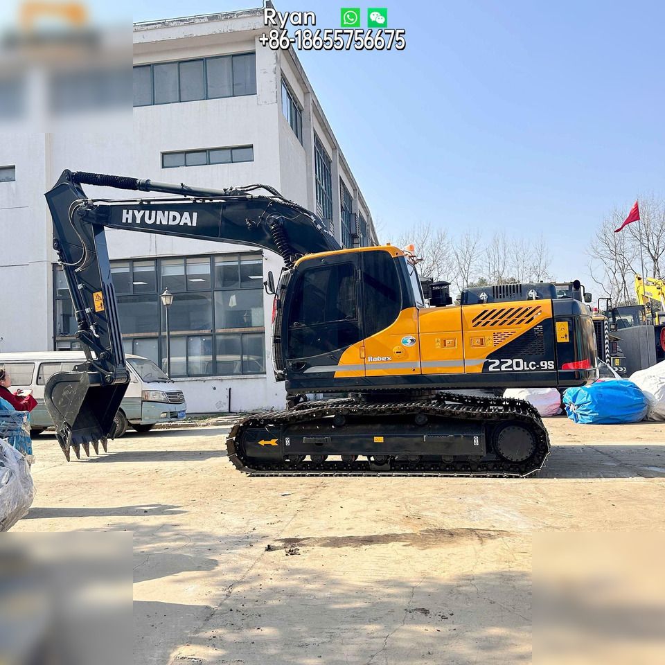 2023 Hyundai R220LC-9S crawler excavator side view 2023 Hyundai R220LC-9S crawler excavator side view