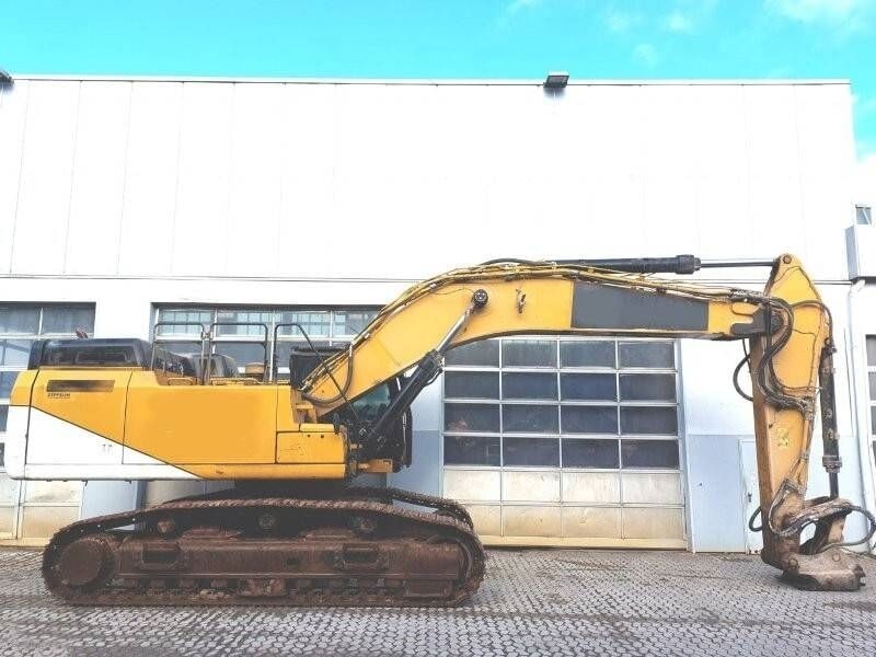 2016 Caterpillar 352F crawler excavator, side view