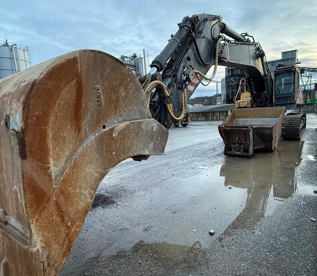 2007 Volvo EC460BLC crawler excavator with bucket attachment