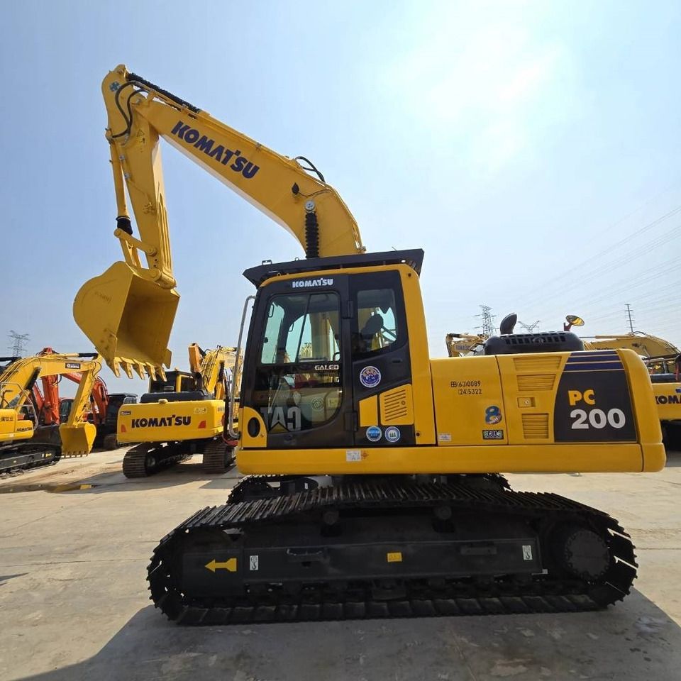 Escavatore cingolato Komatsu PC200-8 del 2023, vista laterale