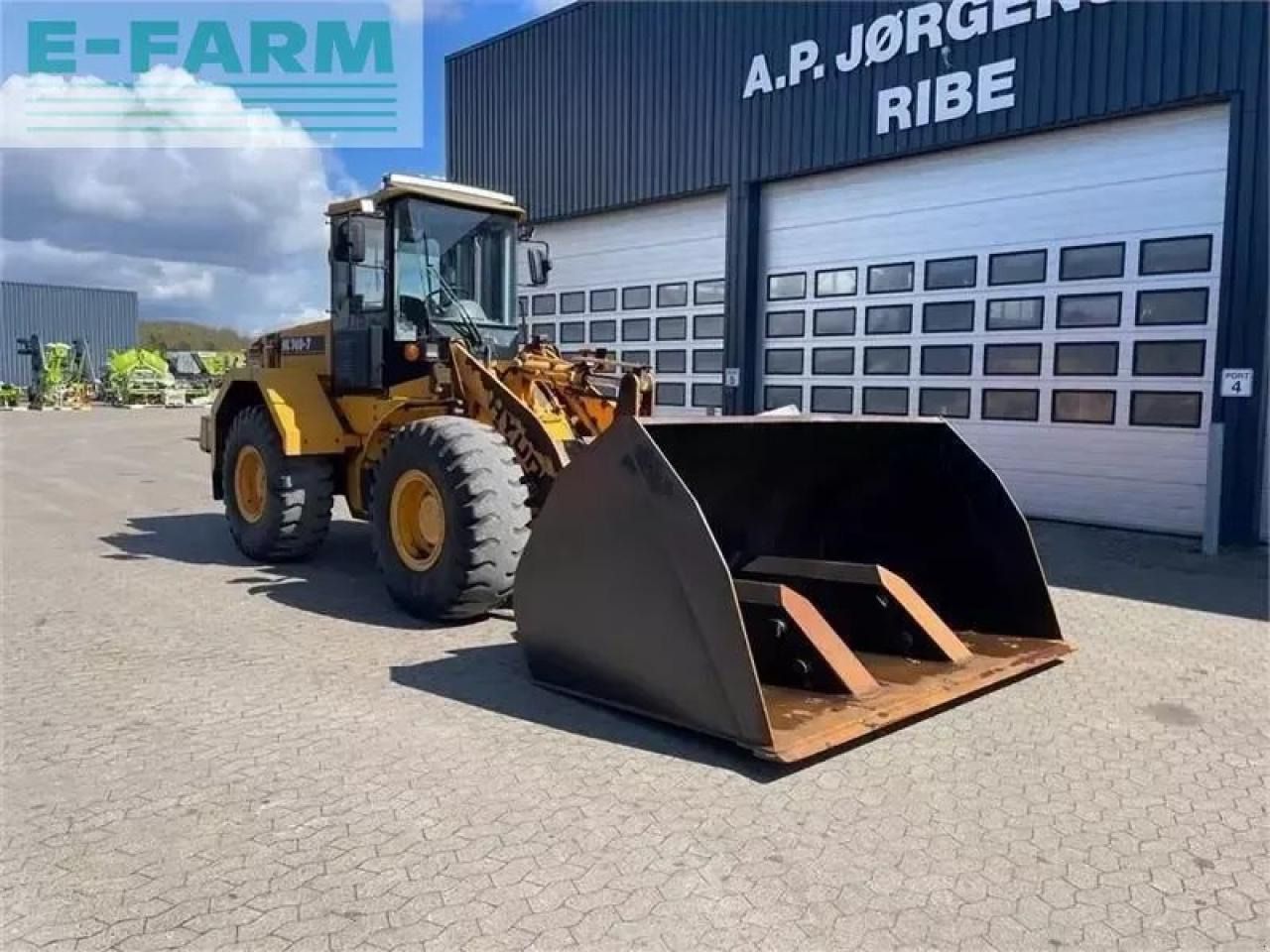 2005 Hyundai HL 740-7 wheel loader, front three-quarter view 2005 Hyundai HL 740-7 wheel loader, front three-quarter view