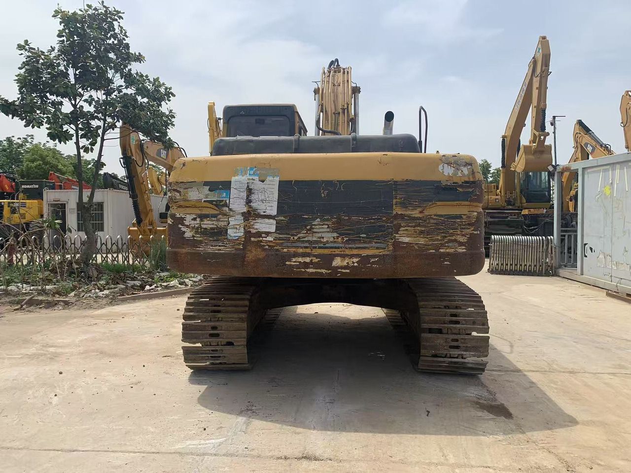 2015 Caterpillar 320BL crawler excavator, rear view 2015 Caterpillar 320BL crawler excavator, rear view