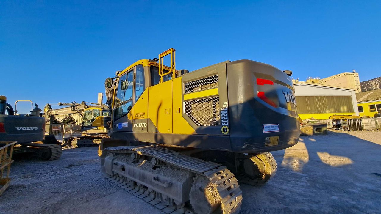 2015 Volvo EC220ENH crawler excavator, rear three-quarter view