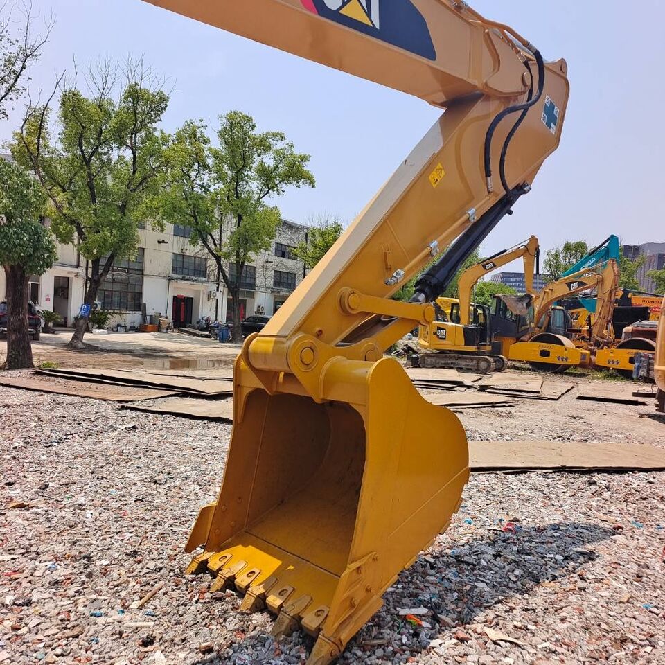 2024 Caterpillar 324D crawler excavator bucket and boom detail