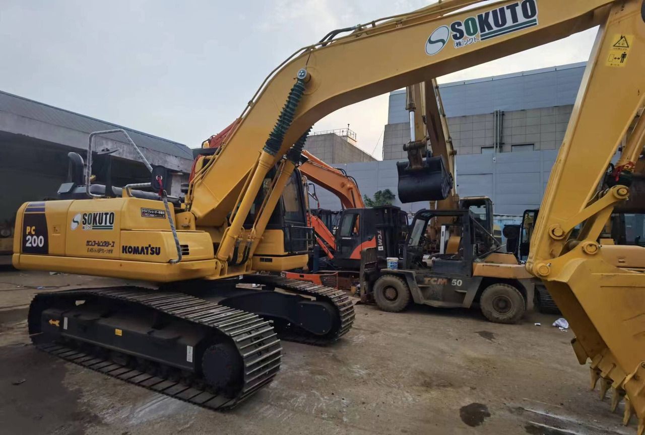 2023 Komatsu PC200 crawler excavator, side view 2023 Komatsu PC200 crawler excavator, side view