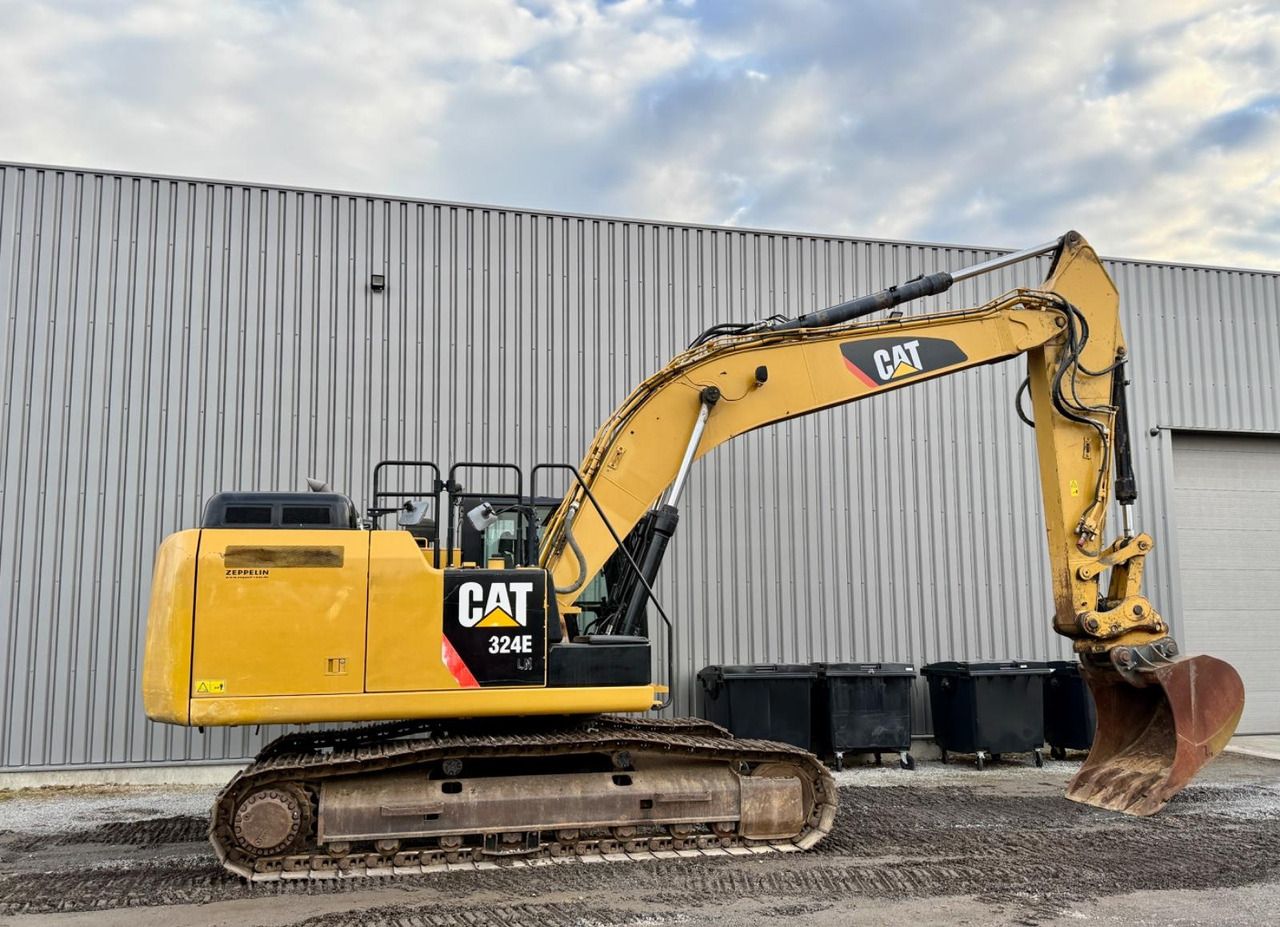 2015 Caterpillar 324E LN crawler excavator, side profile view