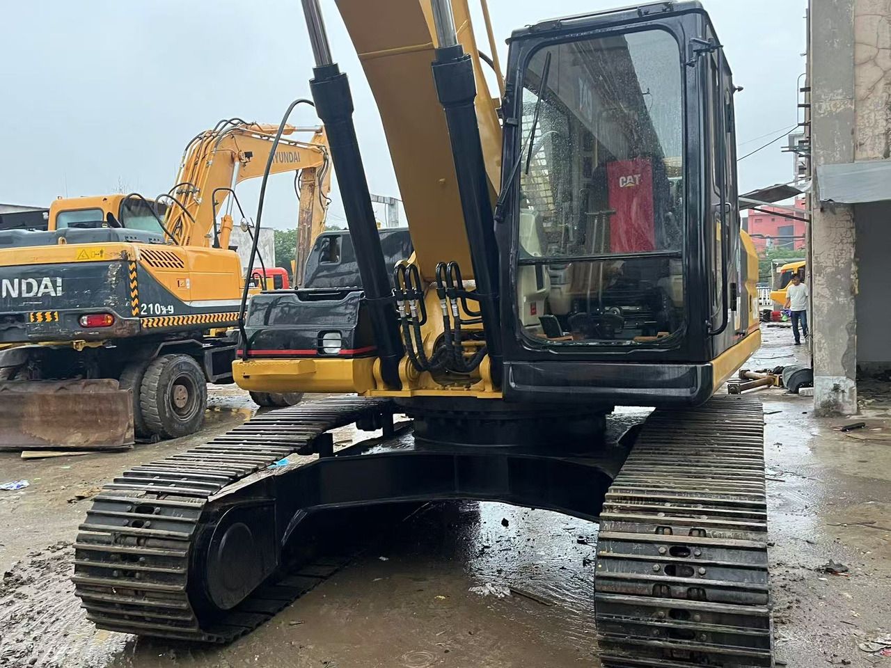2022 Caterpillar 325BL crawler excavator, front view 2022 Caterpillar 325BL crawler excavator, front view