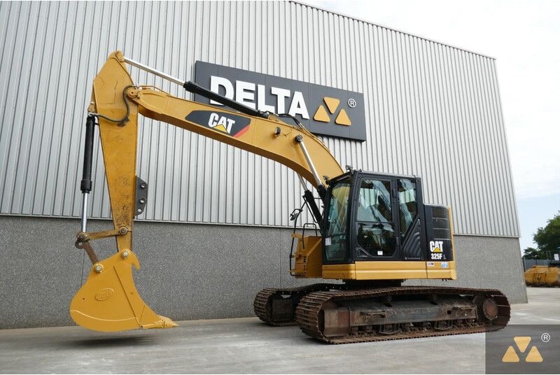 2017 Caterpillar 325FL crawler excavator, side view