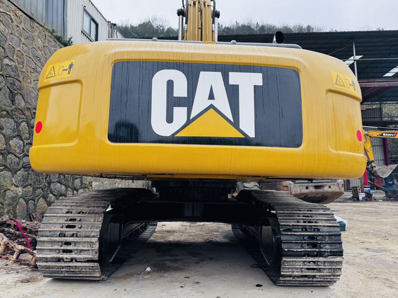 2020 Caterpillar 330D crawler excavator, rear view 2020 Caterpillar 330D crawler excavator, rear view