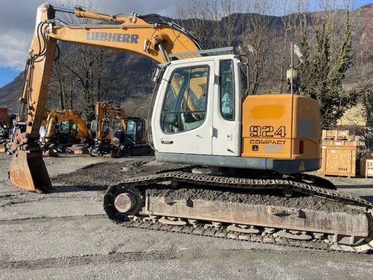 2006 Liebherr 924 COMPACT crawler excavator side view