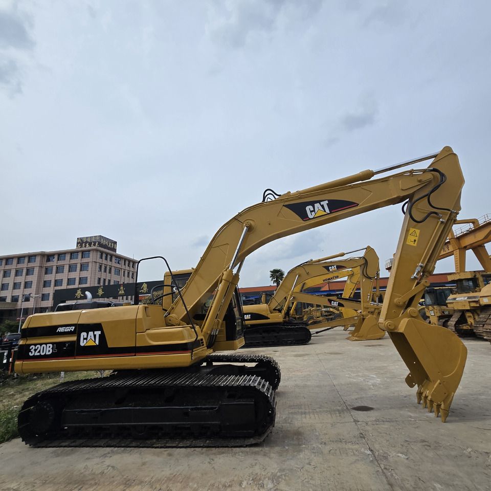 1998 Caterpillar 320BL crawler excavator, side profile view