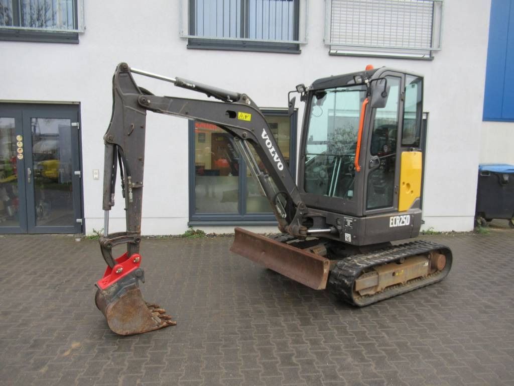 2019 Volvo ECR25D mini excavator side view