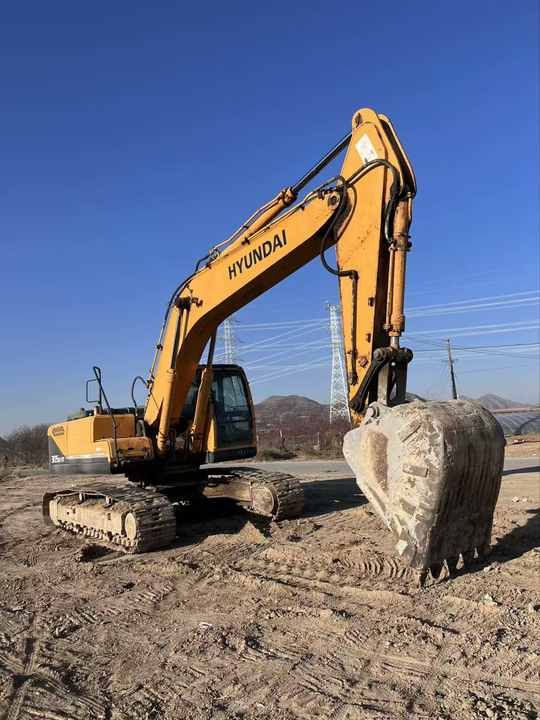Hyundai 305-9 crawler excavator, side view Hyundai 305-9 crawler excavator, side view