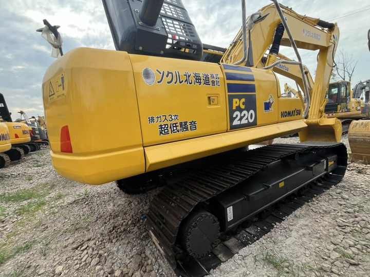 Escavadora de rastos Komatsu PC220-8, vista traseira a três quartos Escavadora de rastos Komatsu PC220-8, vista traseira a três quartos