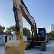 Гусеничный экскаватор 2022 Caterpillar 320D2, вид спереди под углом
