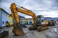 2004 Liebherr R934B crawler excavator, front three-quarter view