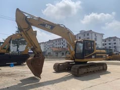 2015 Caterpillar 320B гусеничний екскаватор, вид збоку