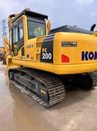 Escavatore cingolato Komatsu PC200-8 del 2024, vista posteriore tre quarti