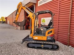 XCMG XE27E mini excavator, side view