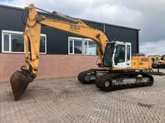 2001 Liebherr 924 Litronic crawler excavator, side view