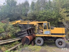 1994 Caterpillar 212B wheel excavator side view