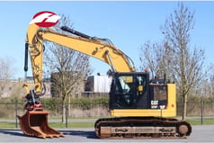2018 Caterpillar 325F LCR crawler excavator side view 2018 Caterpillar 325F LCR crawler excavator side view