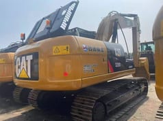 Pelle sur chenilles Caterpillar 320D 2025, vue arrière trois-quarts