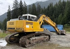 1995 Liebherr R902 STD Litronic crawler excavator, rear three-quarter view