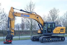 2023 XCMG XE260E Crawler Excavator showing the full length of the yellow boom and arm with the Rototilt R8.