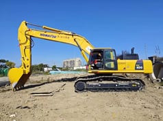 Komatsu PC400-8 crawler excavator, side view Komatsu PC400-8 crawler excavator, side view