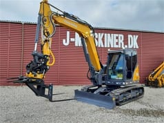 XCMG XE80E crawler excavator, front three-quarter view