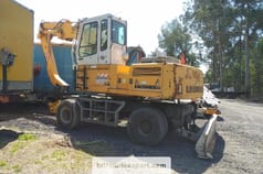 2001 Liebherr A924 Litronic wheel excavator side view