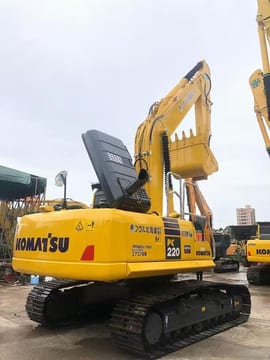 Escavadora de rastos Komatsu PC220-8 de 2015, vista traseira a três quartos