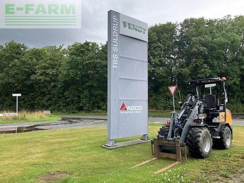 Giant H 2700HD mini excavator, front three-quarter view