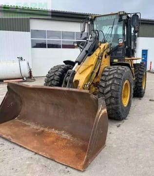 Caterpillar 924G wheel loader, front three-quarter view Caterpillar 924G wheel loader, front three-quarter view