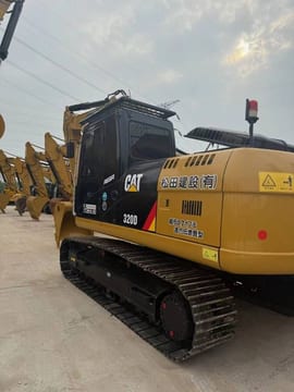 Caterpillar 320D2 rupsgraafmachine 2024, achteraanzicht driekwart