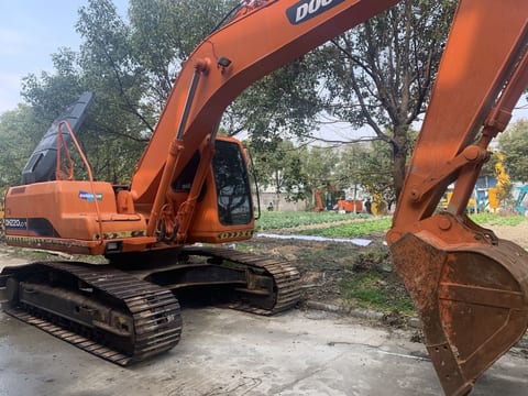 2012 Doosan DH220LC-7 crawler excavator, side view