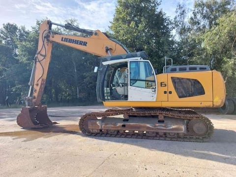 2016 Liebherr R936LC crawler excavator side view 2016 Liebherr R936LC crawler excavator side view