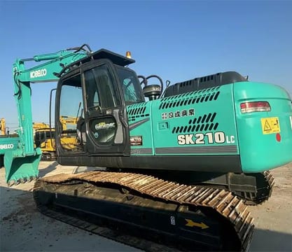 Gusjenični bager Japanski višak Građevinski bager Kobelco SK210 SK230 Gusjenični bager s cijevi za čekić u Šangaju (2019)